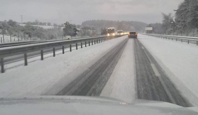 Chutes de neige en cours sur l'autoroute A75 - photo Paquita Garcia - FB - Utilisateurs A75 La méridienne