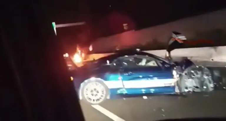 Accident grave sur l'autoroute A709, l'Alpine de la gendarmerie impliquée, une moto en feu.