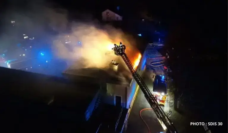 Incendie de la Maison du Tourisme du Parc National des Cévennes 90% de la toiture détruite par la flammes - photo SDIS 30