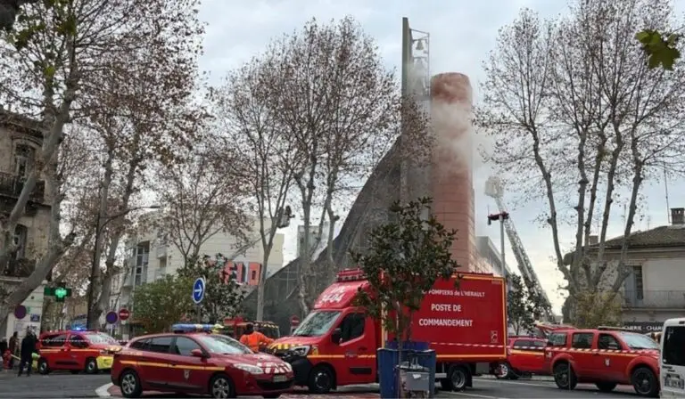 Les sapeurs-pompiers interviennent au niveau de l'église des Saints-François / Crédit : Collectif des 4 boulevards