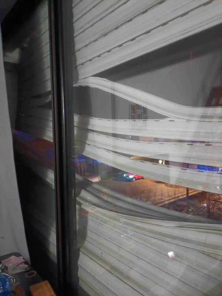 Incendie des plusieurs bateaux à Carnon. Le volet roulant fond sous l'intensité des flammes. Photo : Sandy C