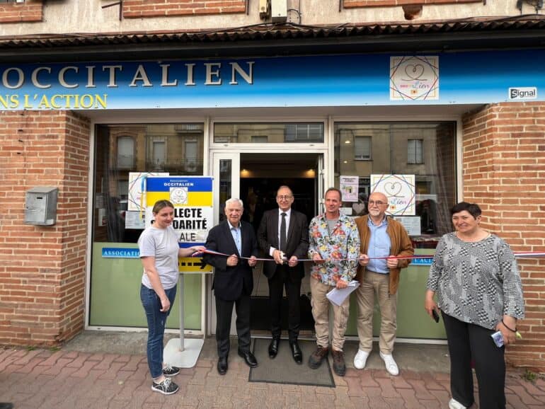 Le ruban prêt à être découpé pour inaugurer les nouveaux locaux de l'association Occitalien.