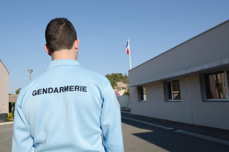 gendarme sortant de la gendarmerie
