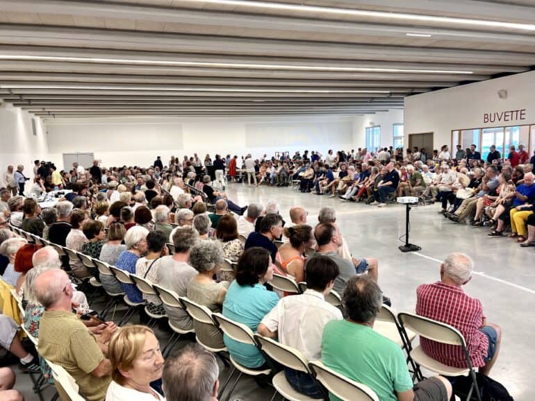 Environ 700 personnes réunies à la halle des sports de Nîmes sur invitation du collectif Nîmes en Commun. Photo : Linda Mansouri